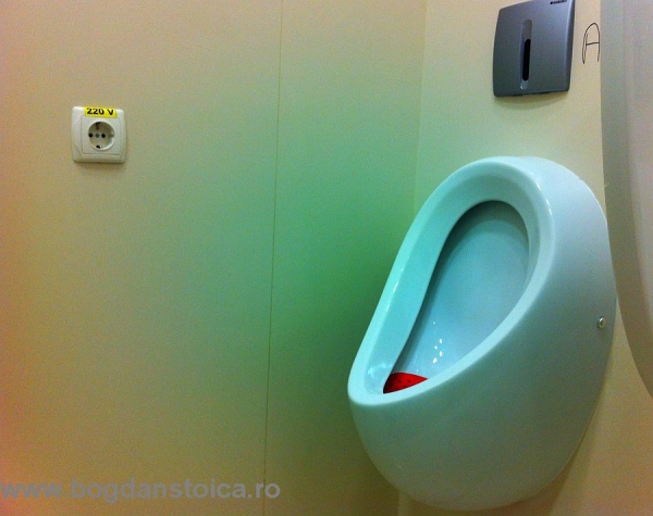 Pentru cei care vor sa-şi incarce telefonul cat timp se cacă in pisoar, la Ploiesti Shopping City